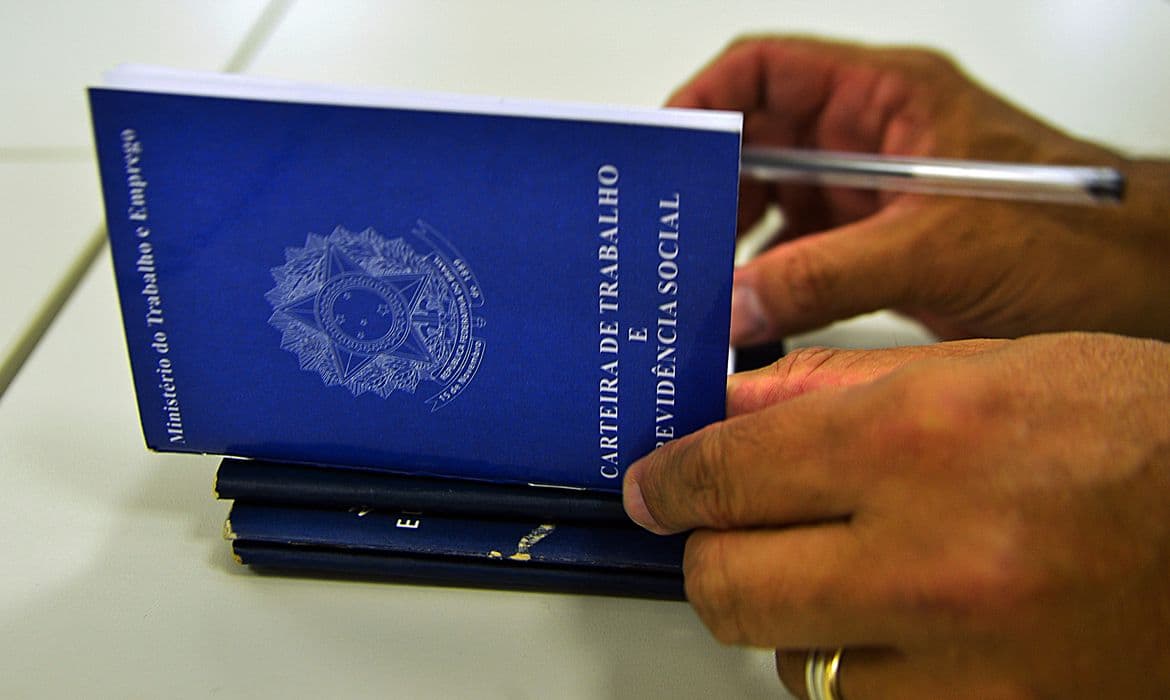 Brasil cria 147 mil empregos formais em agosto, apesar de queda anual