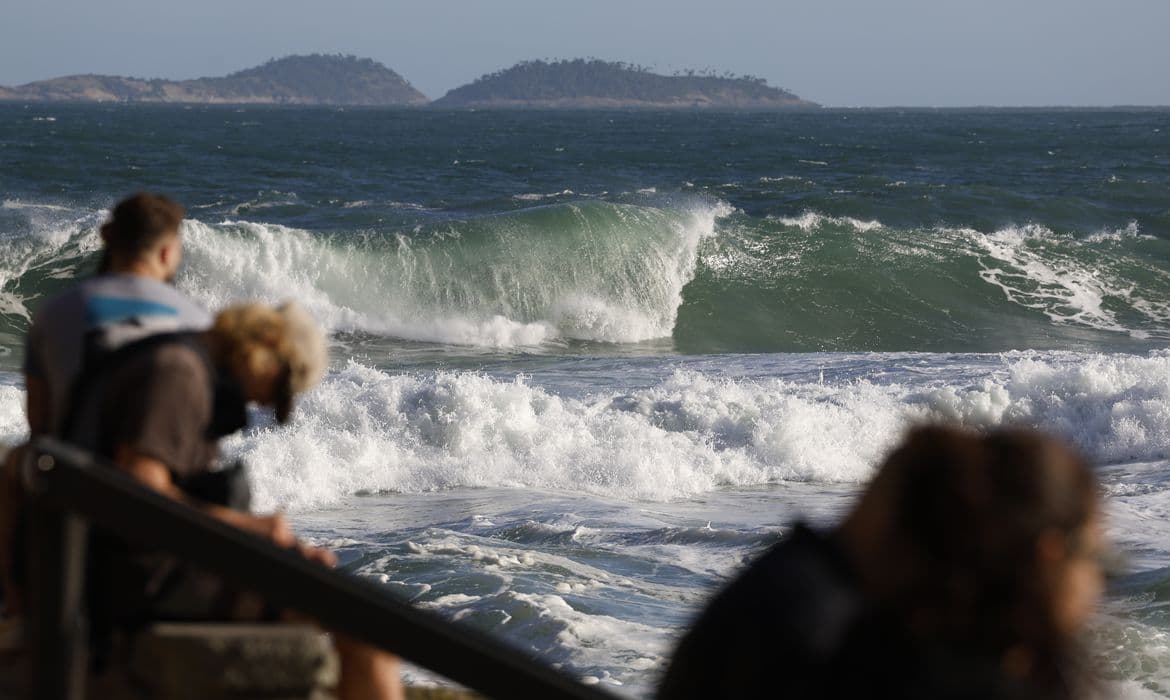 Casal de adolescentes desaparece no mar do Leme em tentativa de salvamento