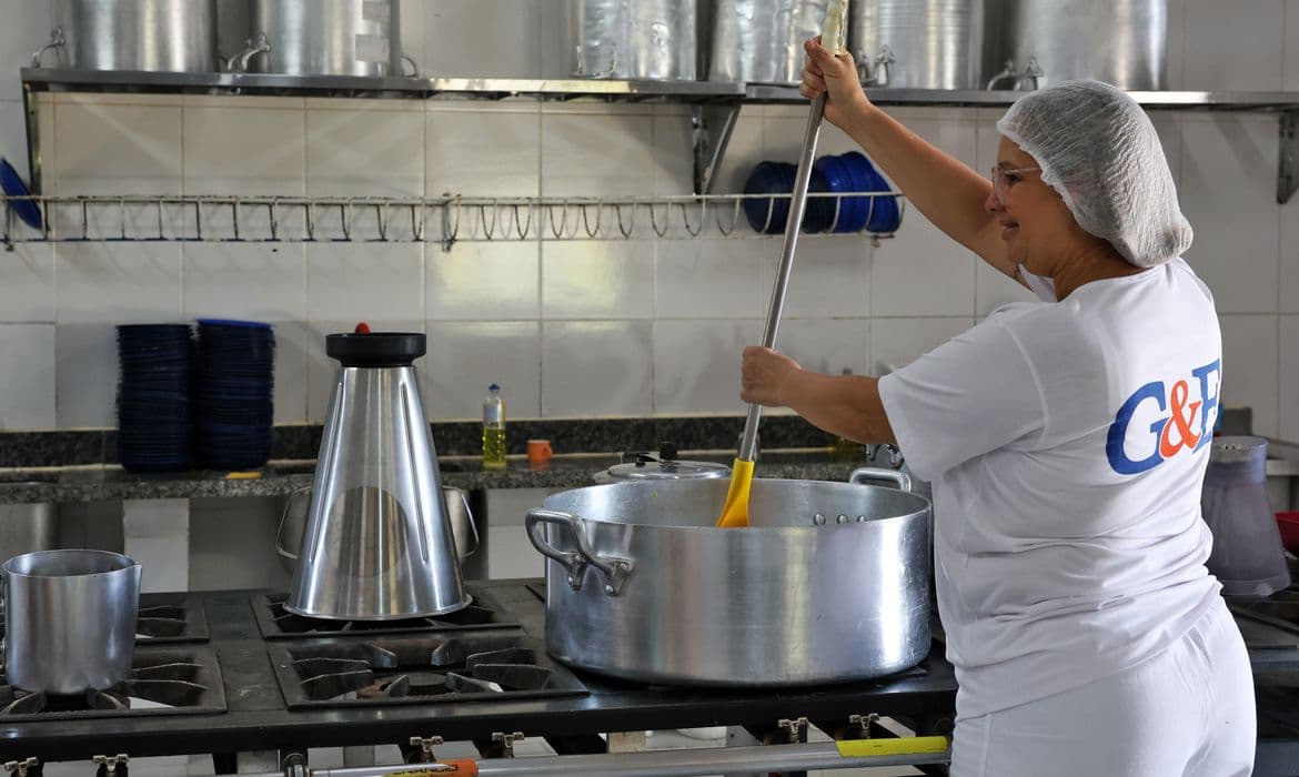 Ceará zera ultraprocessados na merenda escolar até 2027
