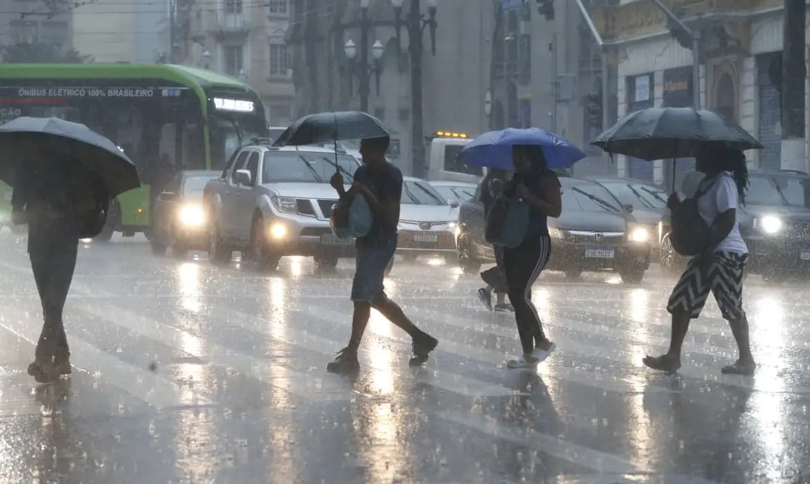 Chuvas em SP deixam 24 feridos e paralisam fábrica da Toyota