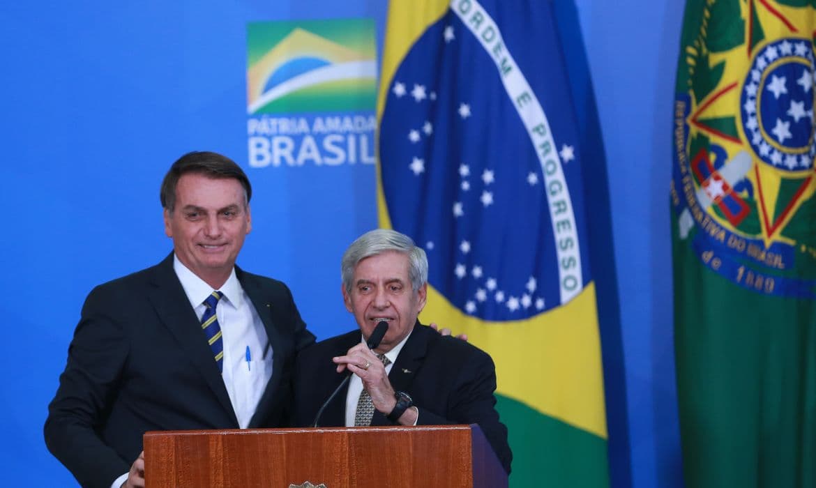 Defesa de Heleno: General se afastou de Bolsonaro e ignorava trama golpista