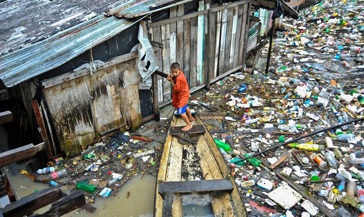 Fiocruz alerta: Plásticos contaminam Amazônia mais do que se imagina