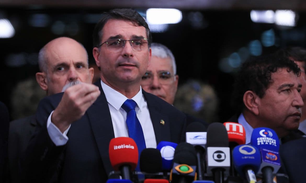 Flávio ataca Moraes após voto contra Bolsonaro e pede suspensão de julgamento