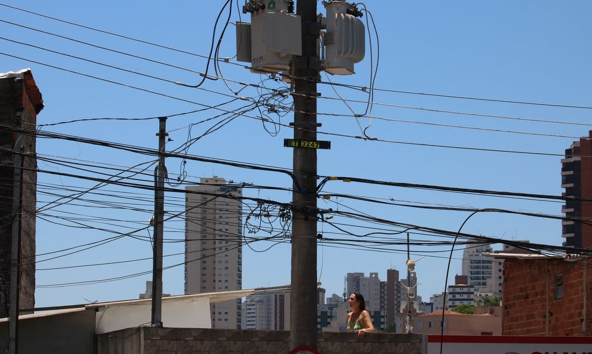 Gato de energia: R$ 10,3 bilhões em perdas, mortes e tarifa mais cara