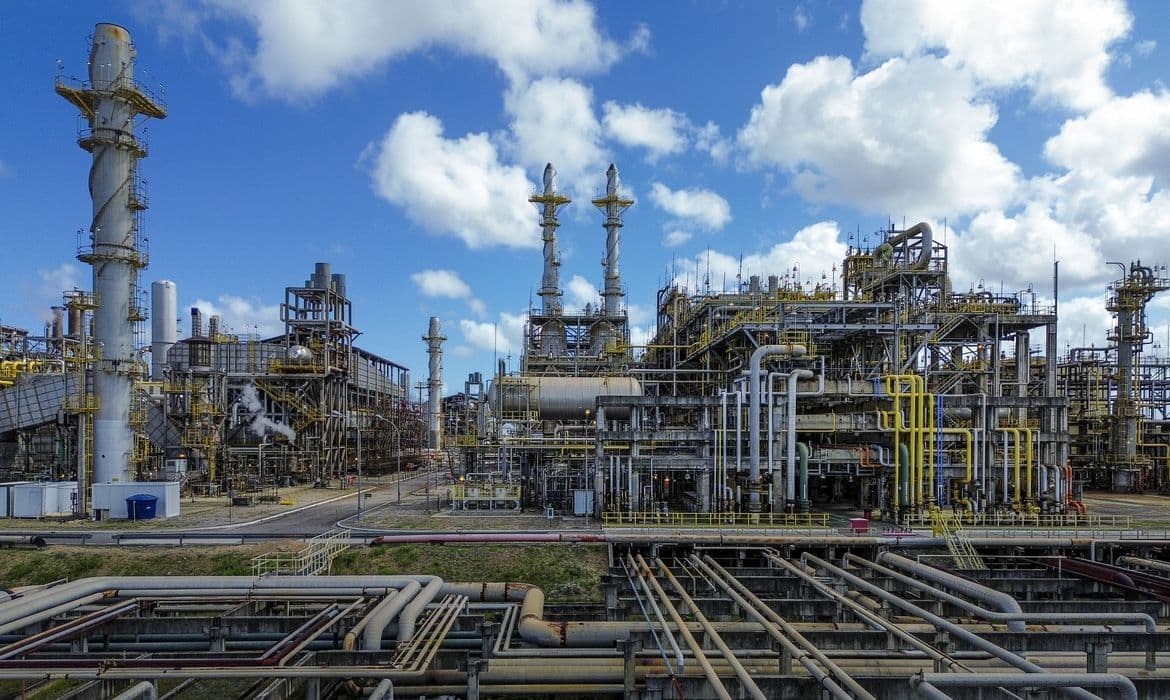 Indústria: Faturamento cresce 5,1% e emprego 2,3% em 7 meses de 2025, diz CNI