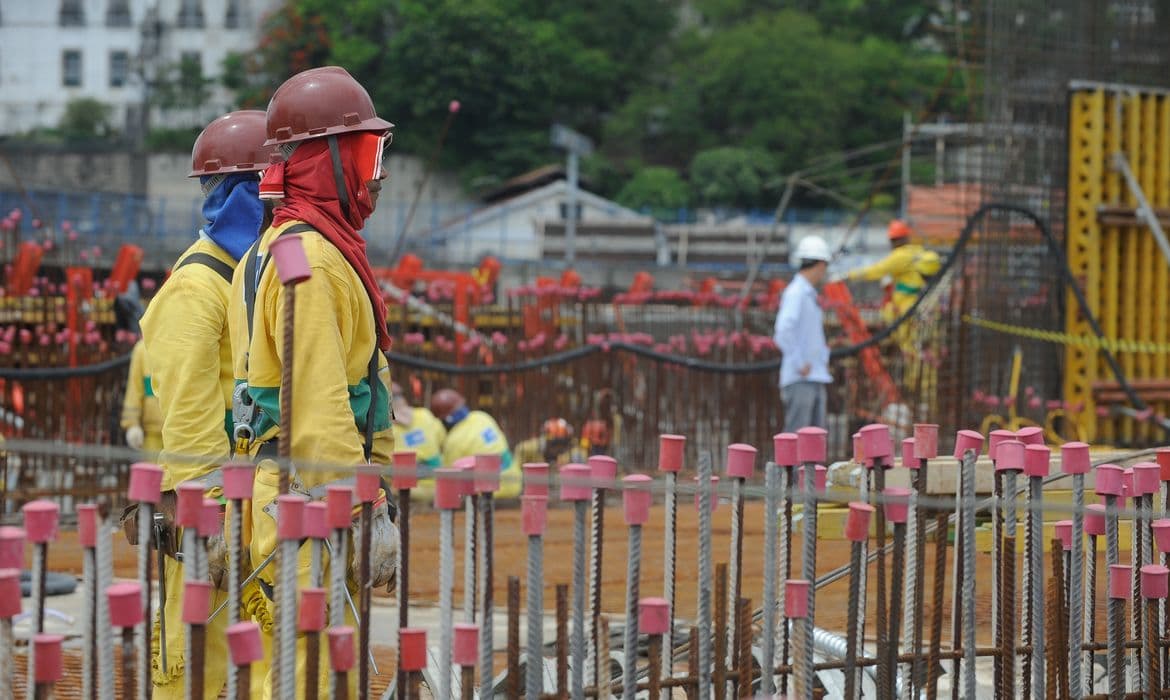 INPC desacelera para 5,05% em 12 meses após deflação de 0,21% em agosto