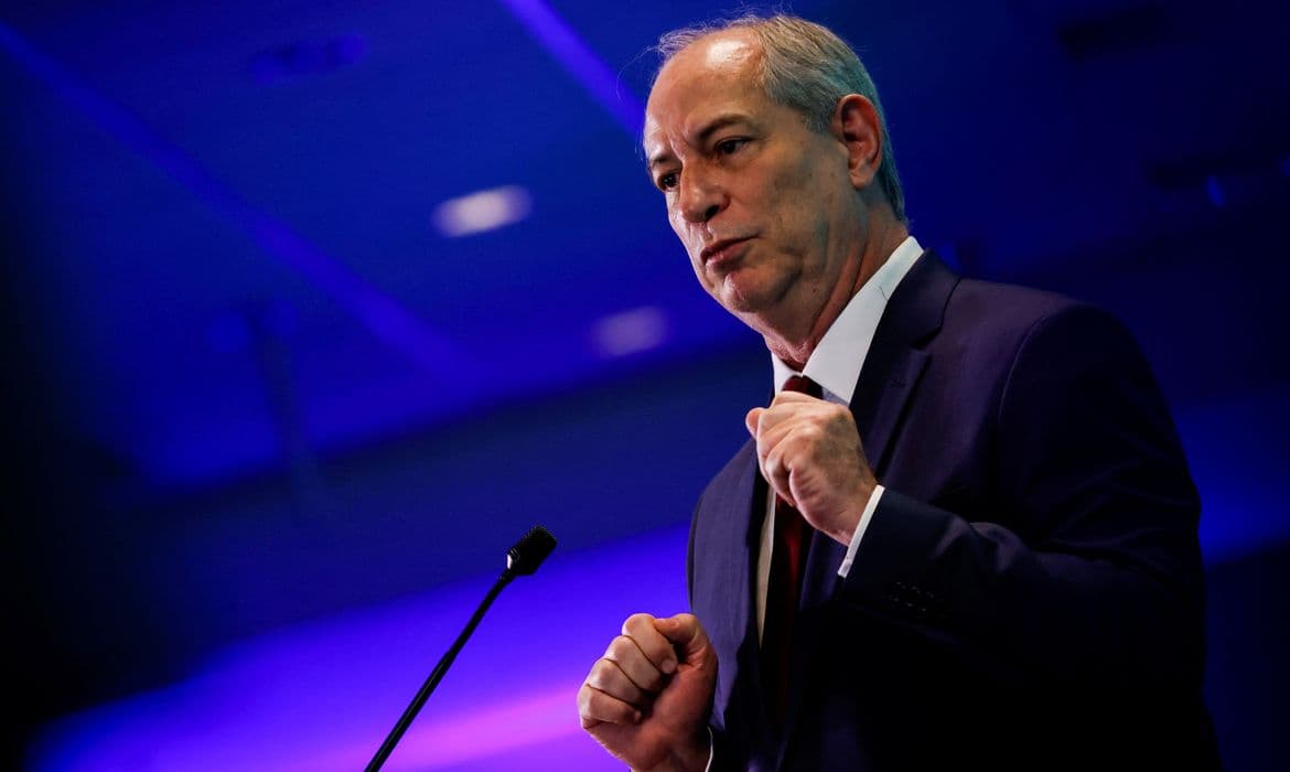 Justiça nega prisão de Ciro, mas proíbe menções a Janaína Farias