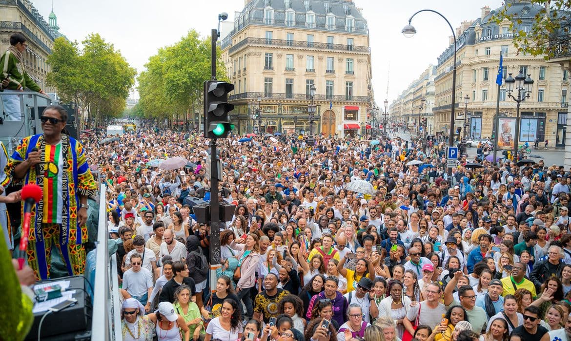 Lavagem de Madeleine reúne 60 mil em Paris para celebrar cultura afro-brasileira