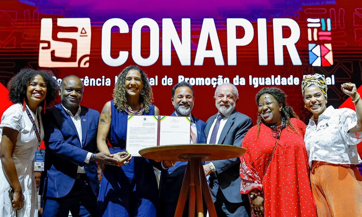 Lula critica racismo cotidiano e defende erradicação na Conapir