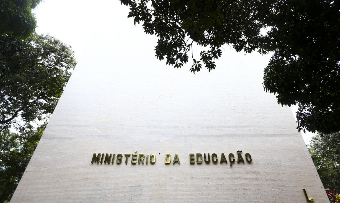 MEC publica lista de 456 cursos semipresenciais para combater fraudes