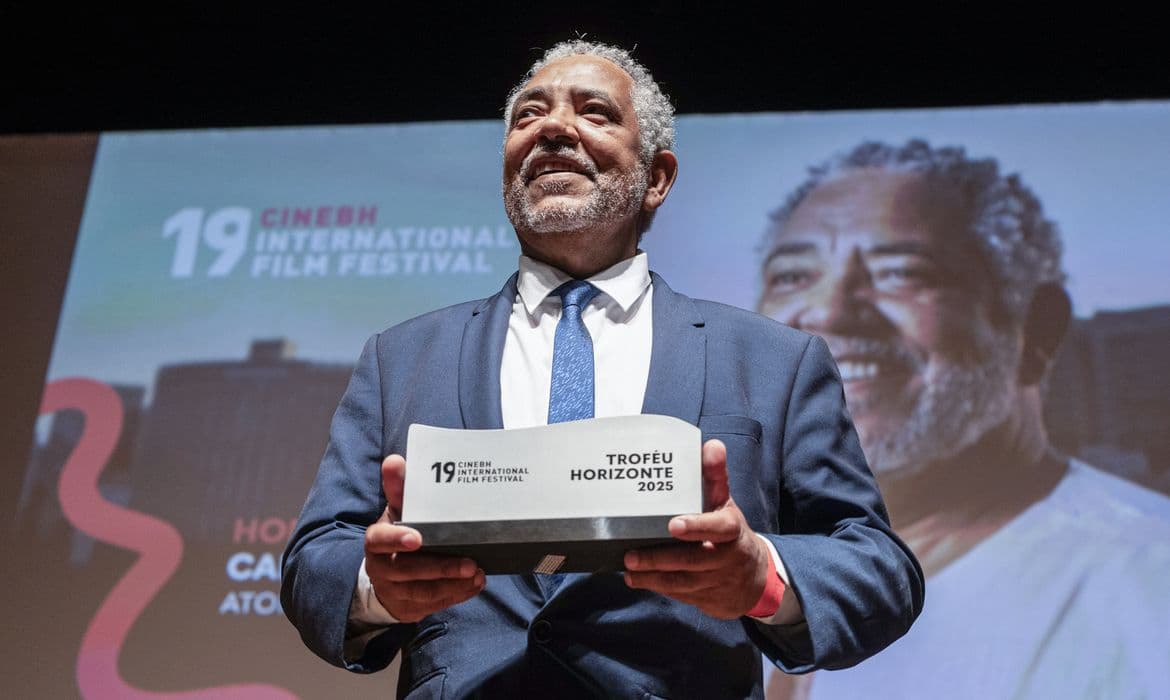 Mil pessoas lotam CineBH para homenagear ator Carlos Francisco