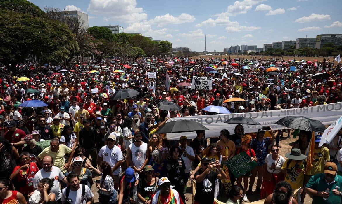 Milhares protestam no DF e país contra anistia a golpistas e PEC da Blindagem