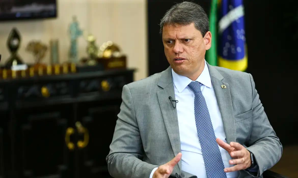 Moraes autoriza visita de Tarcísio a Bolsonaro na prisão domiciliar