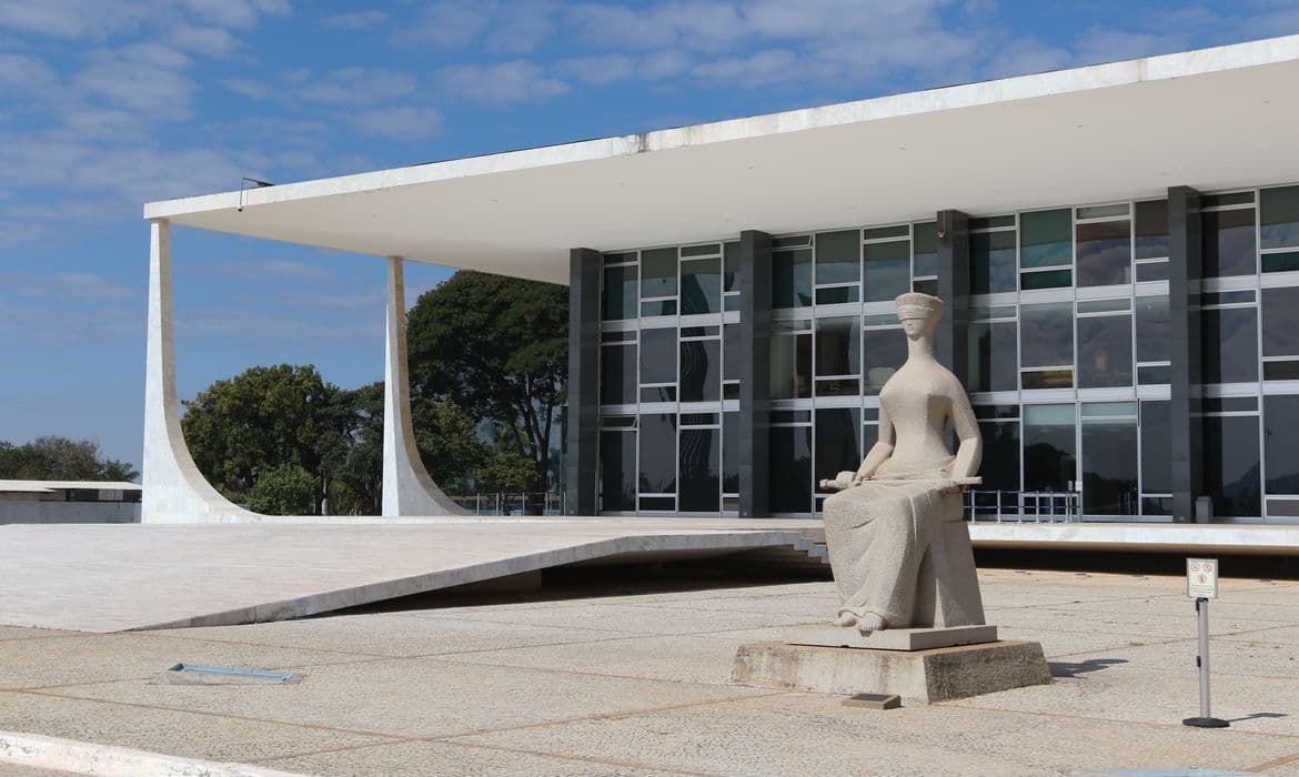 Moraes pede sessão extra no STF para votar condenação de Bolsonaro