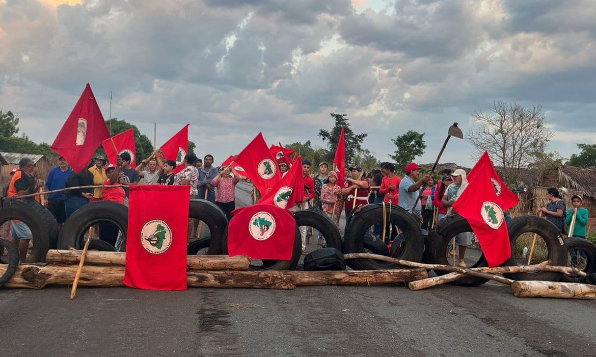 MST bloqueia rodovia em Tocantins para exigir terras; Incra marca reunião