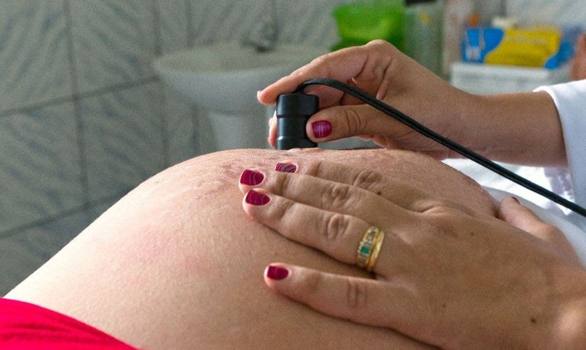 Parto melhora no Brasil, mas pré-natal e cesáreas ainda são desafio, diz Fiocruz