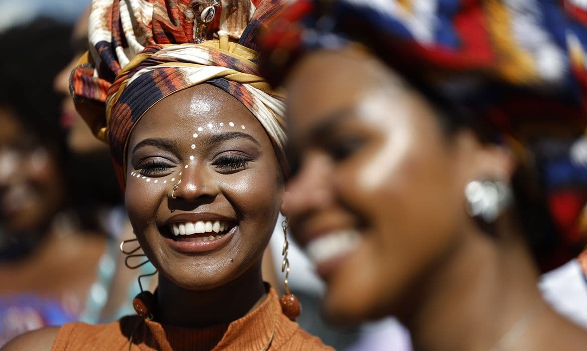Pele negra: especialistas destacam necessidades únicas e avanços na dermatologia