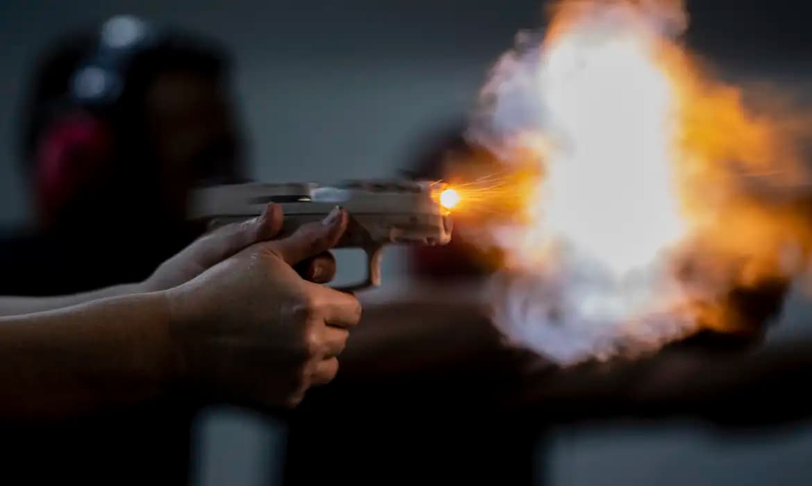 Policial penal preso e afastado por atirar em entregador no Rio