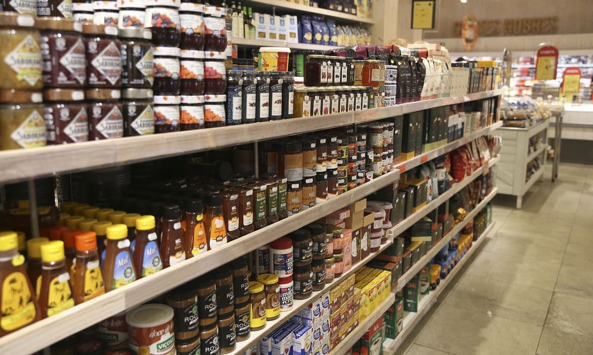 Real forte e alimentos baratos: Ipea reduz inflação 2025 para 4,8%