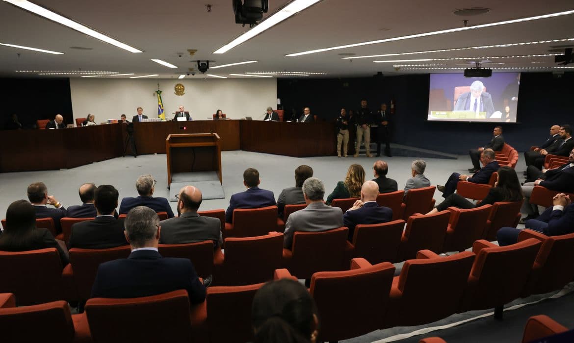 STF retoma julgamento de Bolsonaro; Fux vota para anular, mas placar é 2 a 0