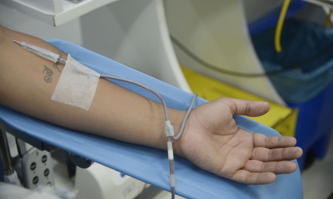 SUS: Falta de centros de infusão põe tratamento de alto custo em risco