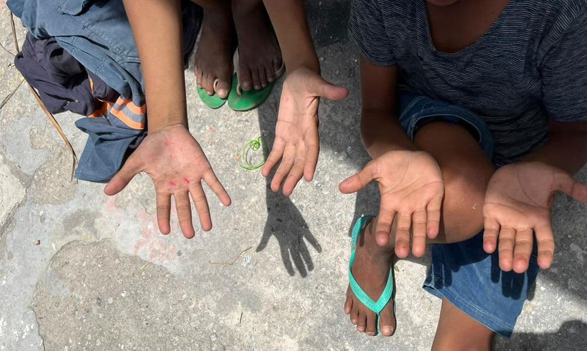 Trabalho infantil cai 21,4% em 8 anos no Brasil, aponta IBGE