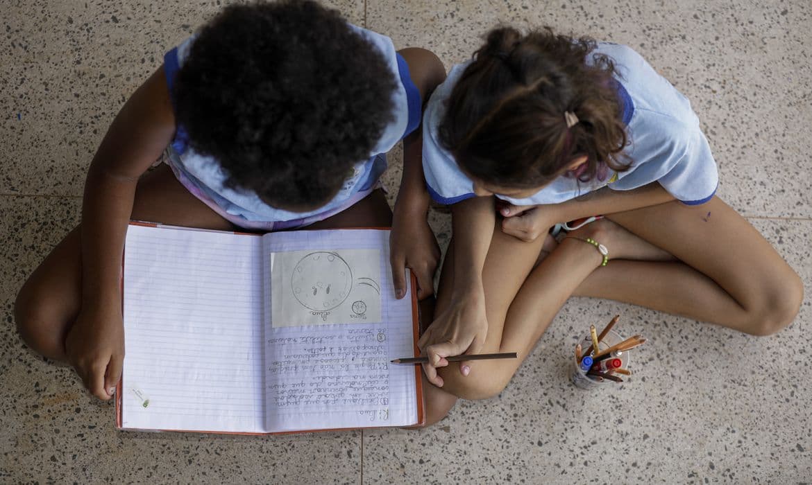 1 em cada 6 crianças de 0 a 6 anos sofre racismo, maioria em escolas