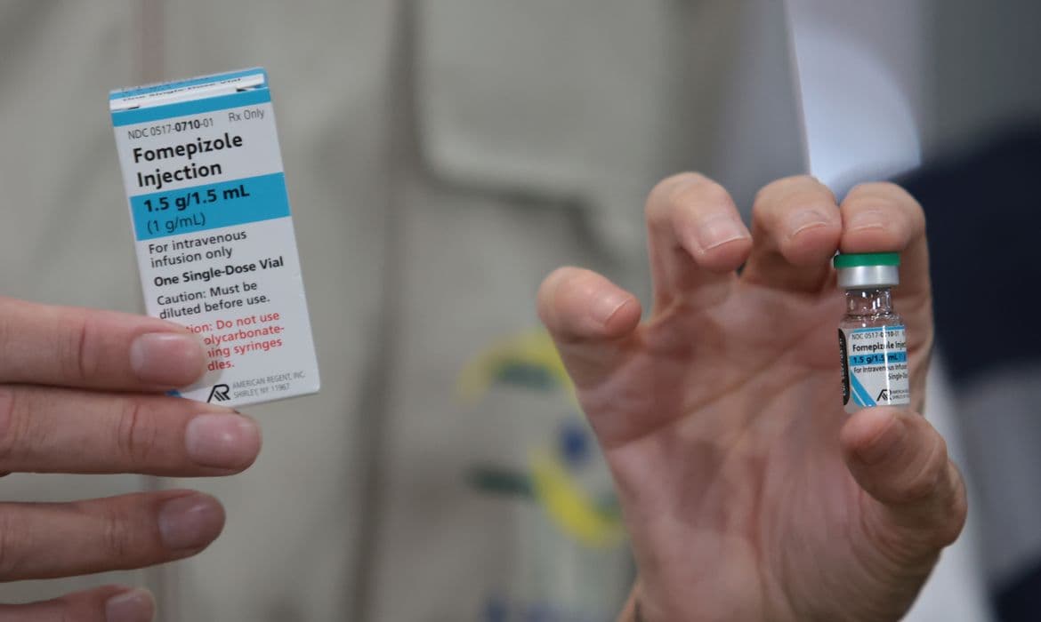 Brasil recebe 2,5 mil unidades de fomepizol; antídoto contra metanol já é distribuído