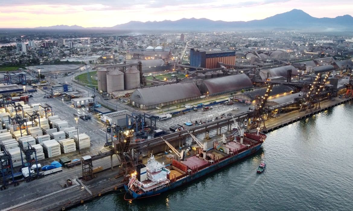 Canal do Porto de Paranaguá é concedido em leilão inédito