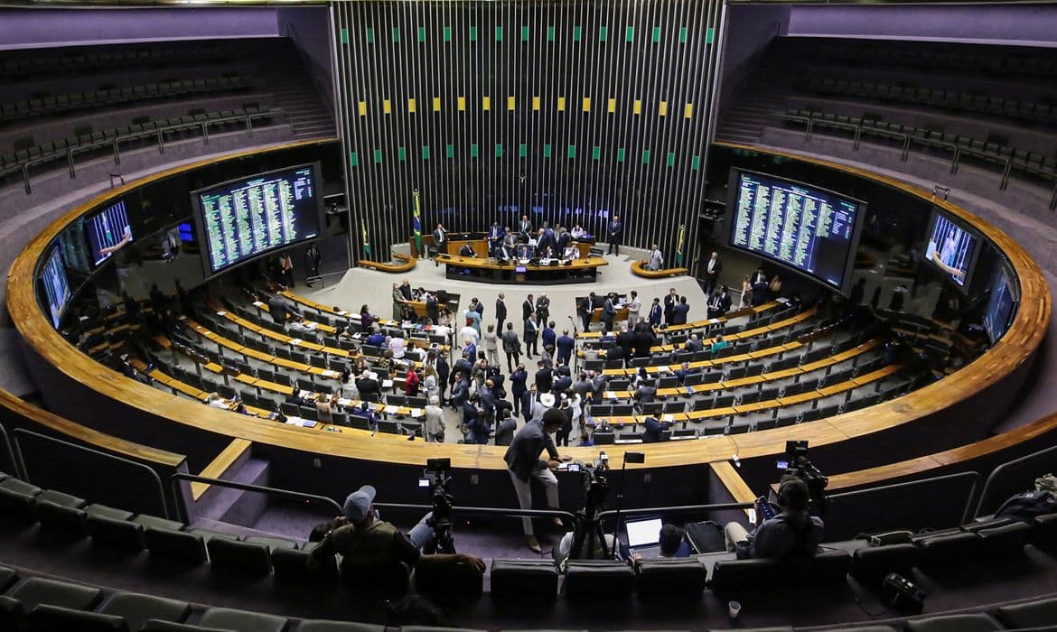 Câmara aprova urgência para 15 projetos de educação e infância