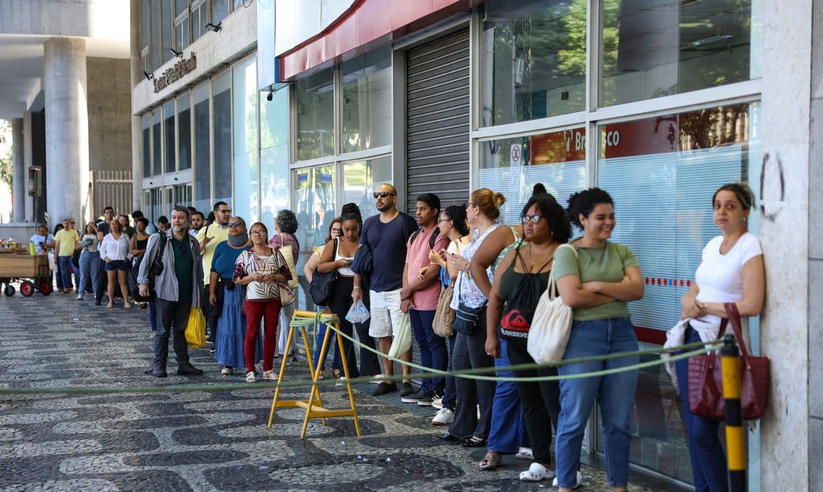 CNU 2025 no Rio: 108 mil buscam estabilidade e vida melhor para filhos