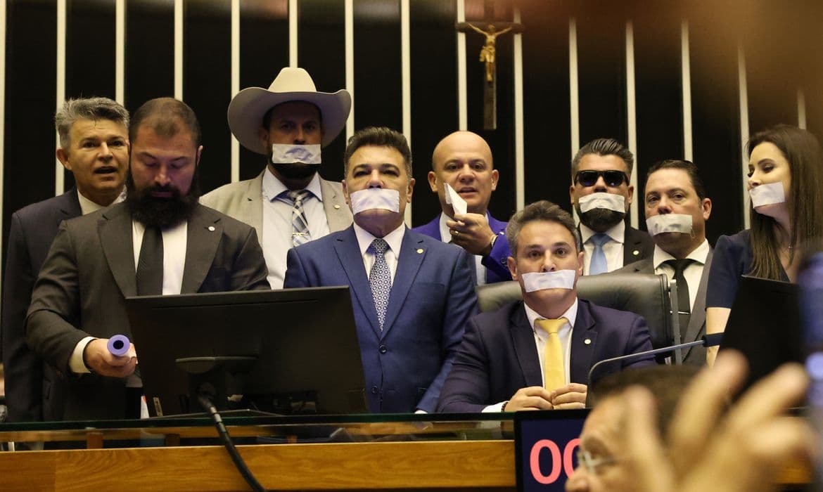 Conselho de Ética abre processo contra 3 deputados por motim em plenário