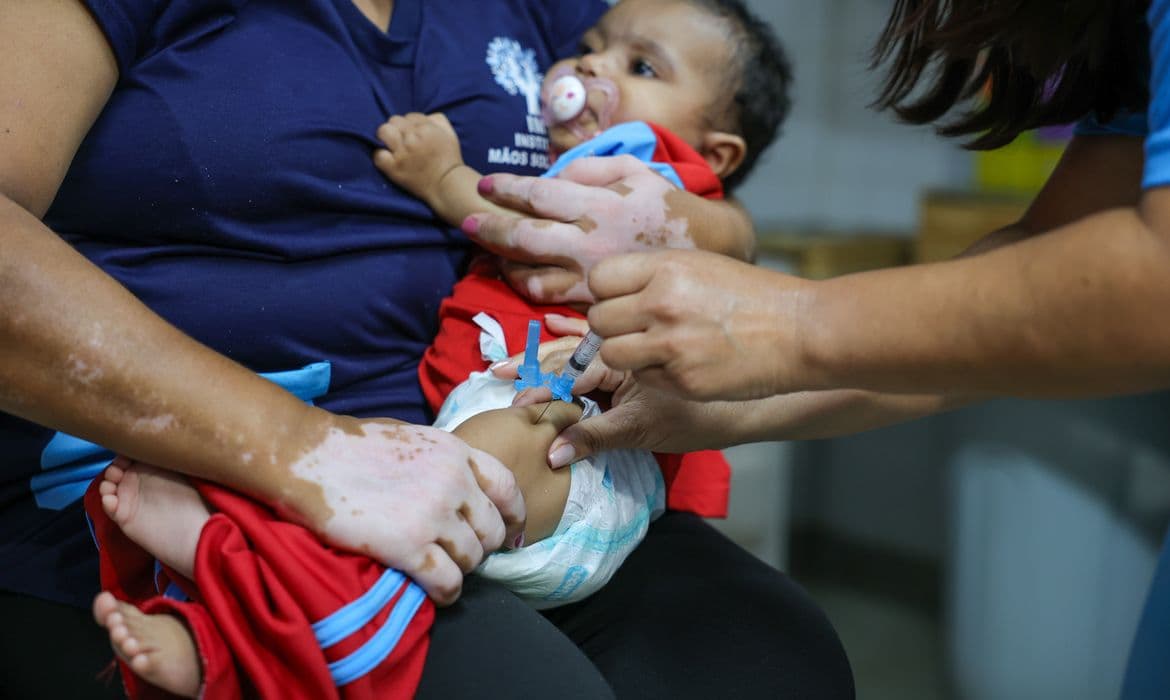 Coqueluche avança 1200% no Brasil e mata 14 crianças em 2024