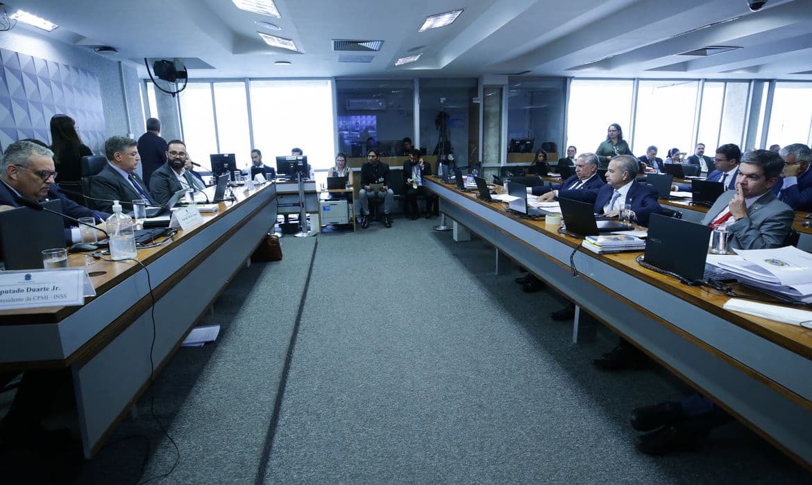 CPMI do INSS ouve ex-dirigentes sobre R$ 1,1 bi em descontos e denúncias