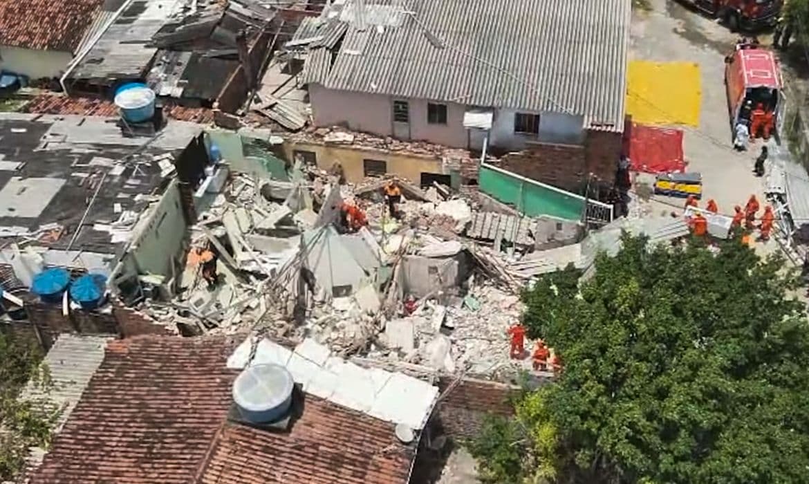 Desabamento em Olinda mata 2 e deixa feridos; buscas por sobreviventes continuam
