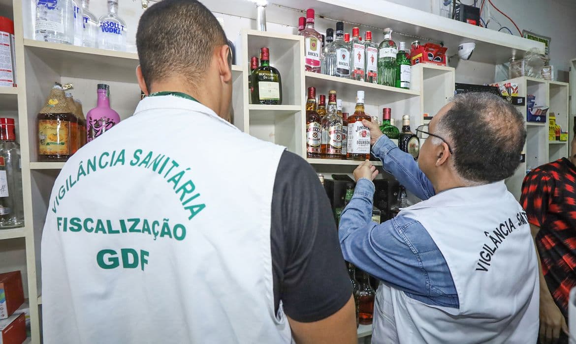 DF: Operação fecha 3 bares por falta de higiene e bebidas após alerta de metanol