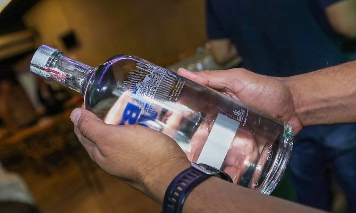 DF: Polícia fecha laboratório de bebidas falsas; 5 mortes por metanol no país