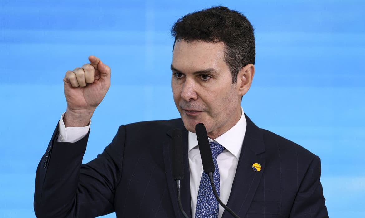 Governo antecipa programa e mais de 12 mil favelas recebem CEP