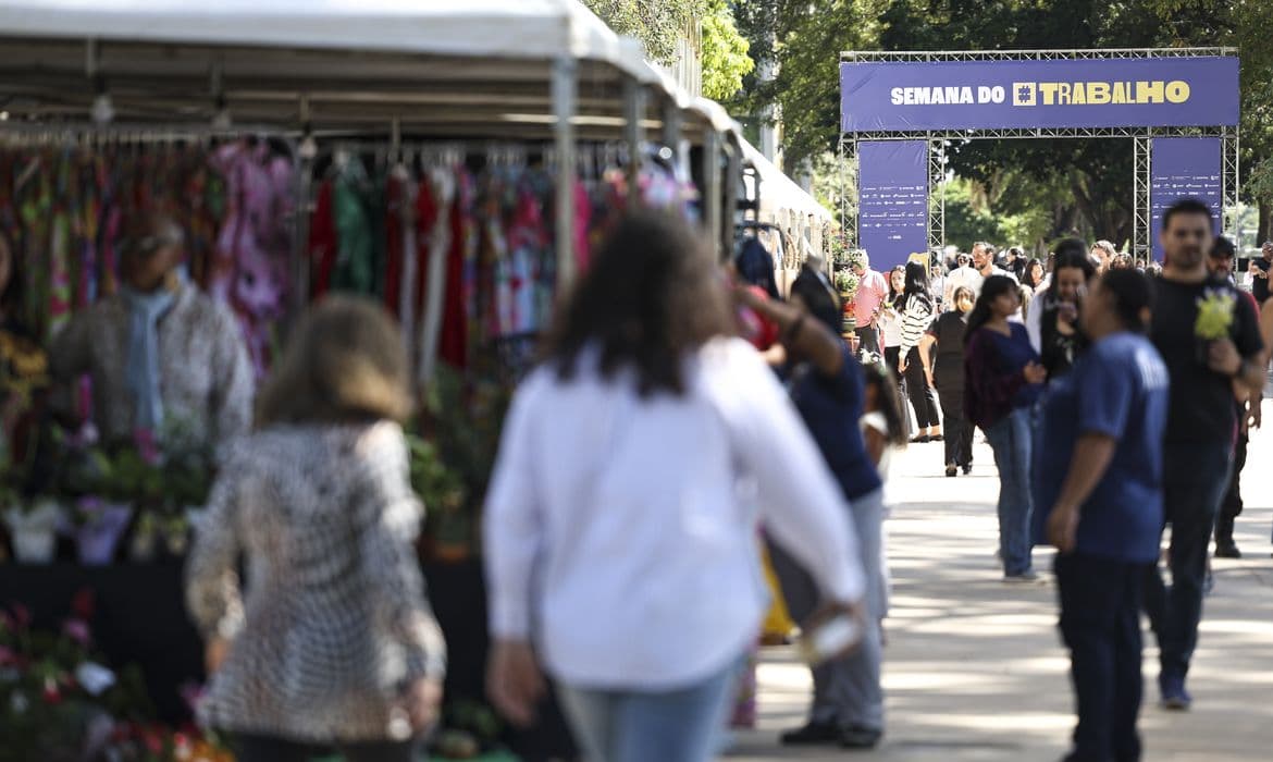 IBGE: Desemprego cai a 5,6% em setembro, menor taxa desde 2012