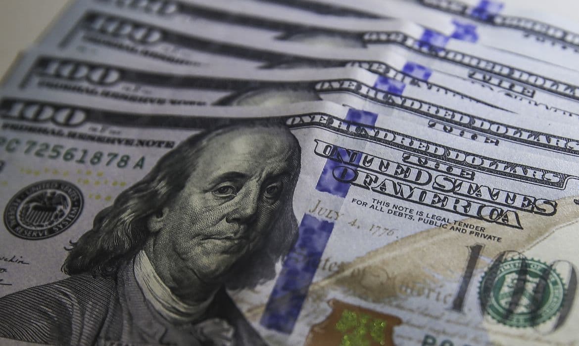 Ibovespa bate 7º recorde seguido; dólar sobe com Fed e Caged