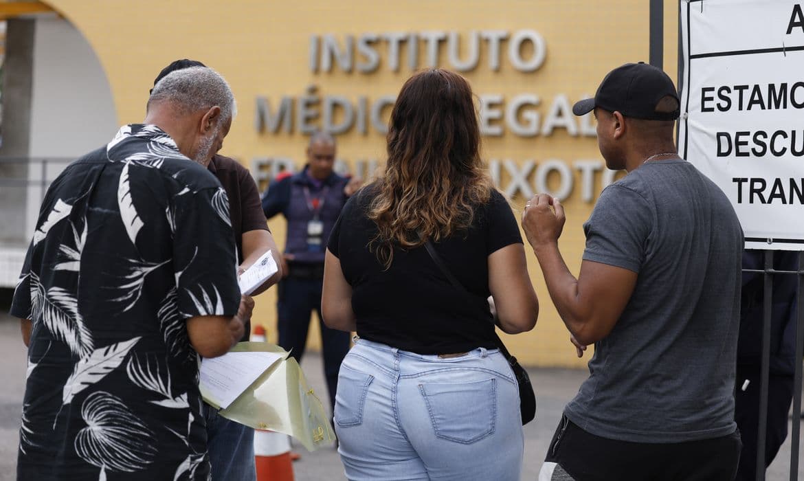 IML do Rio registra 70 corpos com sinais de execução; famílias se cadastram