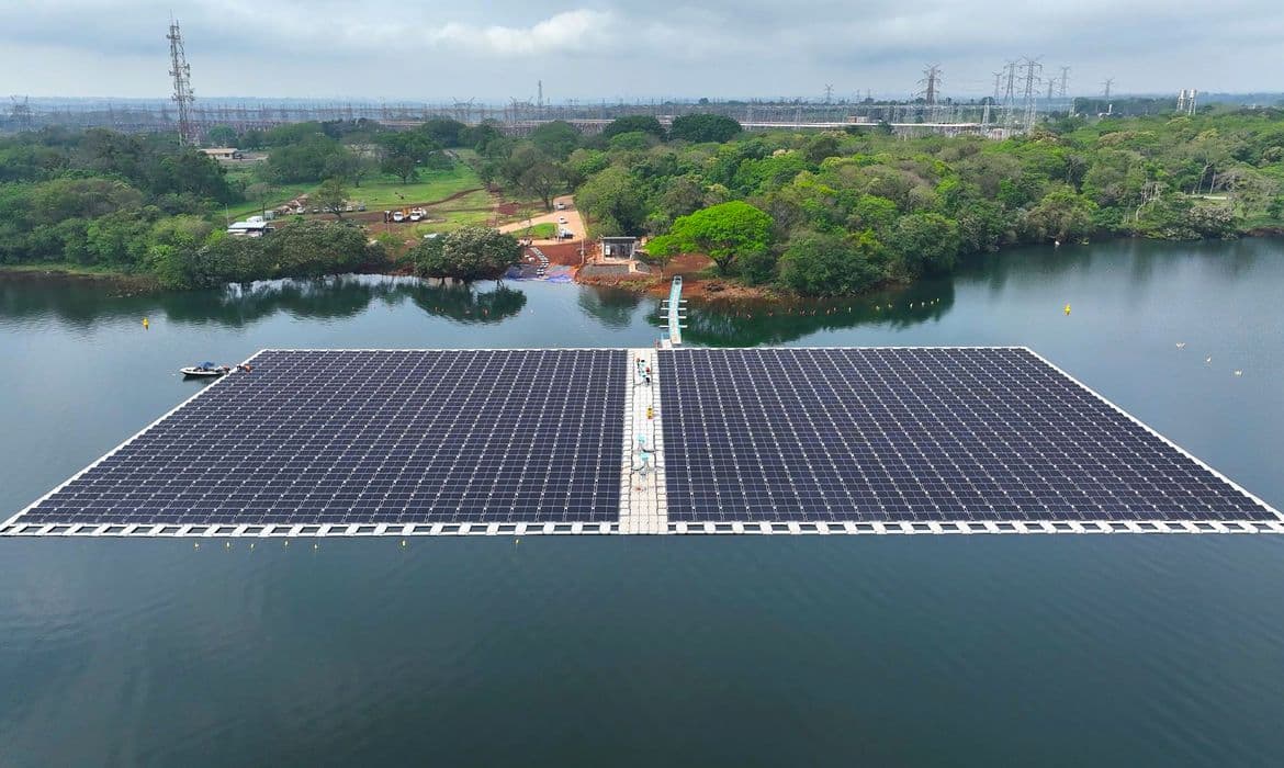Itaipu finaliza montagem de ilha solar flutuante para energia própria