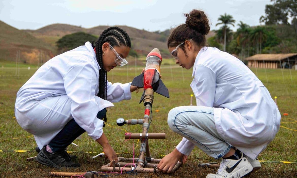 Jornada de Foguetes reúne 5,2 mil alunos no Rio para ciência e lançamentos