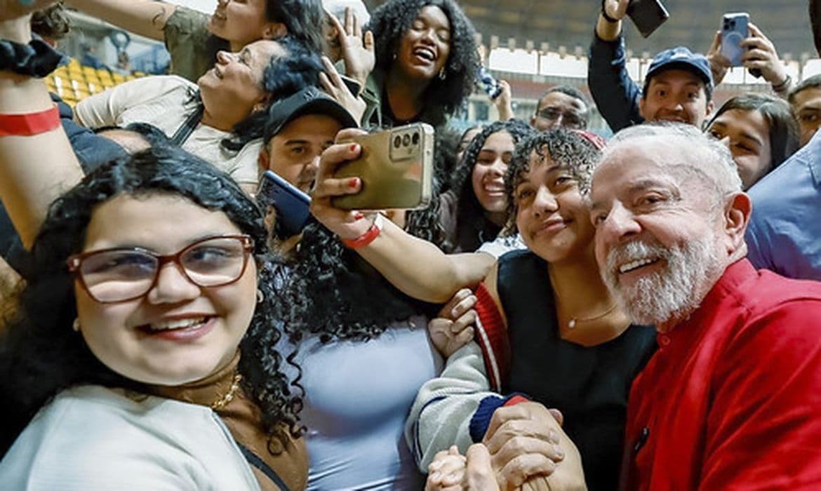Lula investe R$ 108 mi em cursinhos populares e defende educação e política