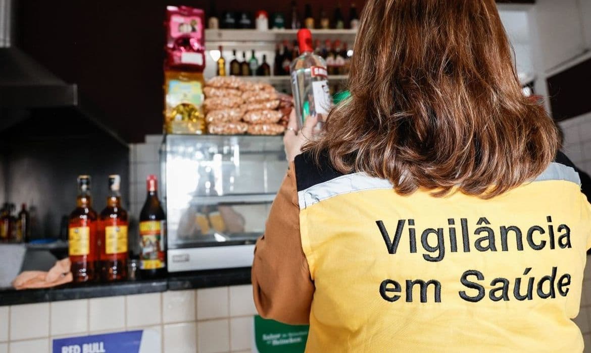 Metanol: Brasil investiga 209 casos e 15 mortes; antídoto distribuído