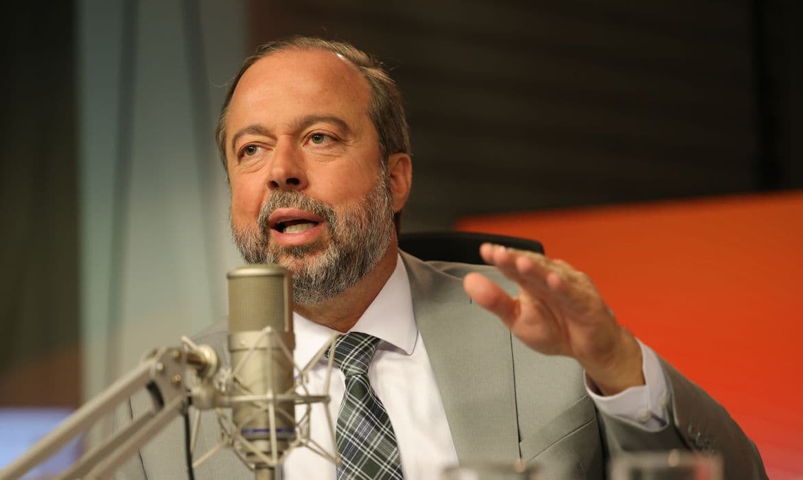 Ministro: Apagão causado por incêndio em subestação, não falta de energia