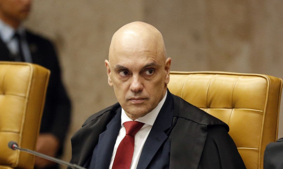Moraes intima Filipe Martins a justificar perda de sinal de tornozeleira, sob pena de prisão
