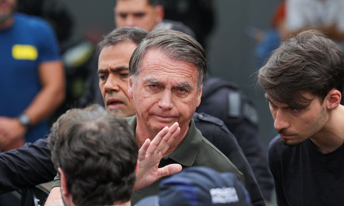 Moraes mantém prisão domiciliar de Bolsonaro por risco de fuga