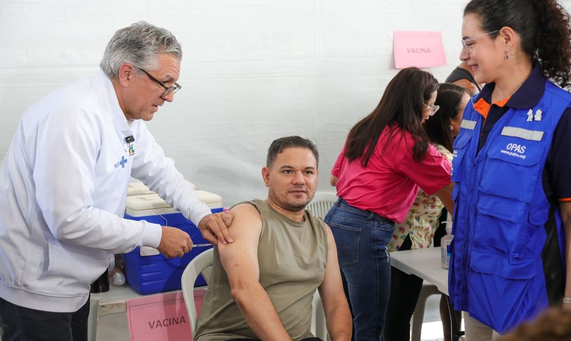 Padilha alerta para retorno de doenças e desinformação em Dia D de vacinação