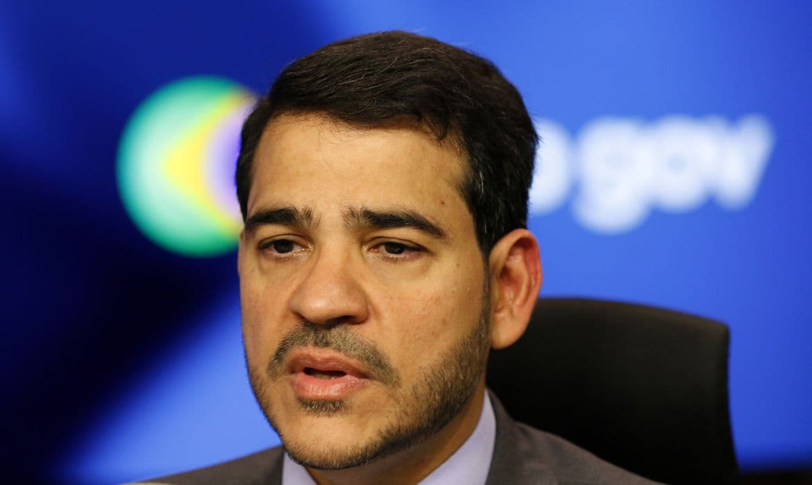 Pejotização “corrói pacto social”, diz Messias em audiência no STF